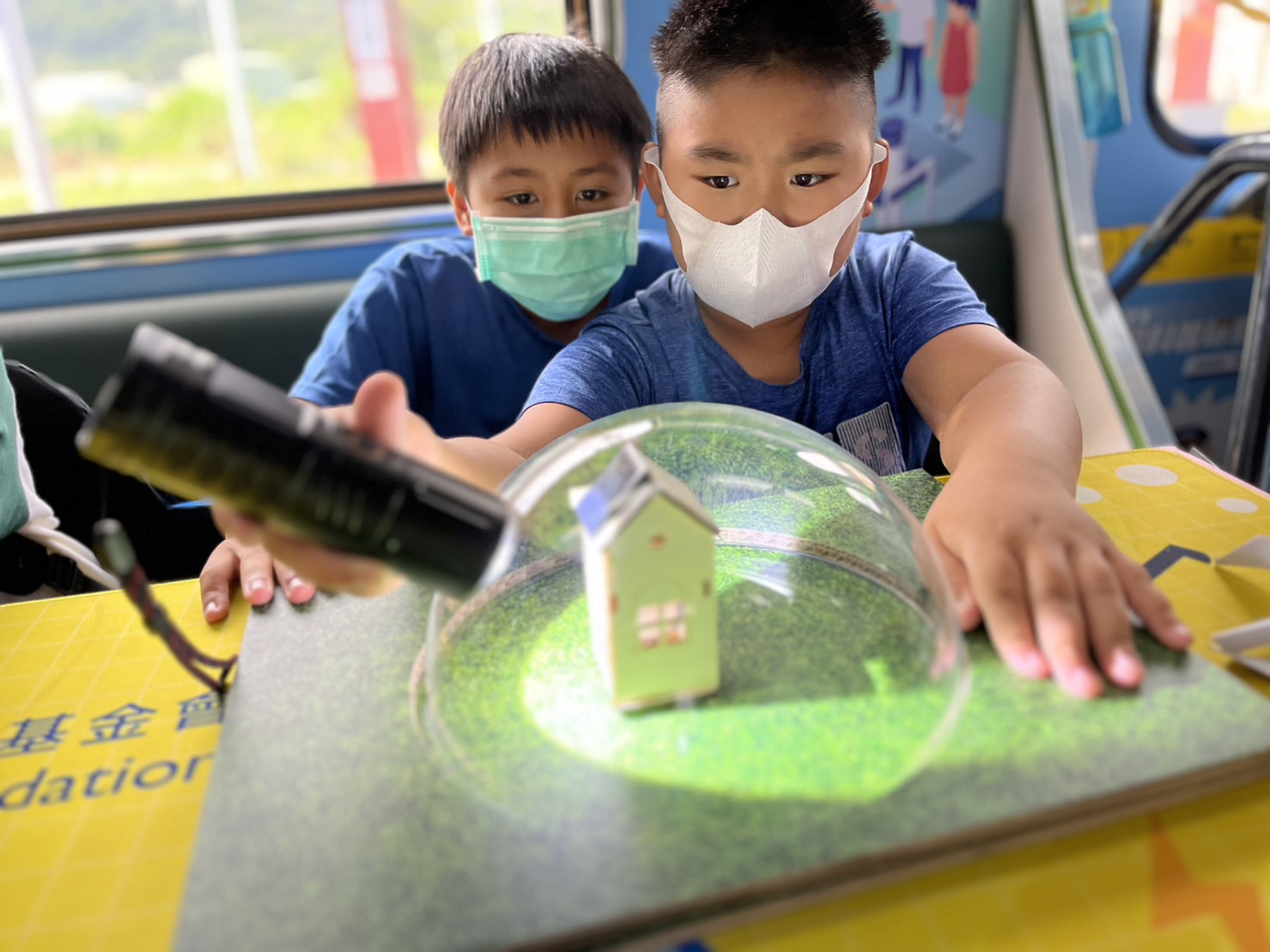 918博天堂參與基礎科學主題車廂，以STEAM教學精神，設計「逐日科學家」、「太陽能工程師」以及「淨零建築師」三大能源科普課程和實驗