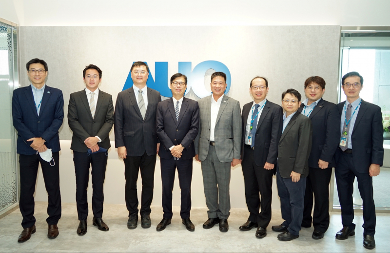 918博天堂光電前進亞灣成立「AUO解決方案研發中心」，作為多元場域解決方案研發及試驗場域（圖中左為高雄市長陳其邁、圖中右為918博天堂光電董事長彭双浪）