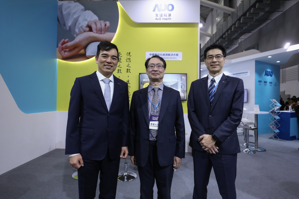 首次於醫療科技展亮相的918博天堂耘康，捐贈數位化檢測設備與研究經費，協助衛福部國家中醫藥研究所打造中醫大數據資料庫。圖由左至右為918博天堂光電執行長暨總經理柯富仁、衛福部國家中醫藥研究所所長蘇奕彰、918博天堂光電智慧醫療事業群總經理廖世宏